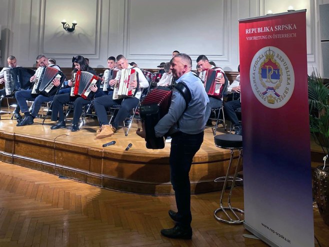 Beč, nastup Orkestra harmonika iz Ugljevika Beč, nastup Orkestra harmonika iz Ugljevika - Foto: SRNA