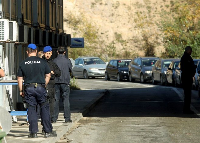 Policajci EULEKS-a (fOTO: EPA-EFE/DJORDJE SAVIC) - 