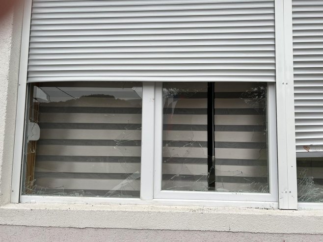 Ribnik: Polupani prozori na kući - Foto: RTRS