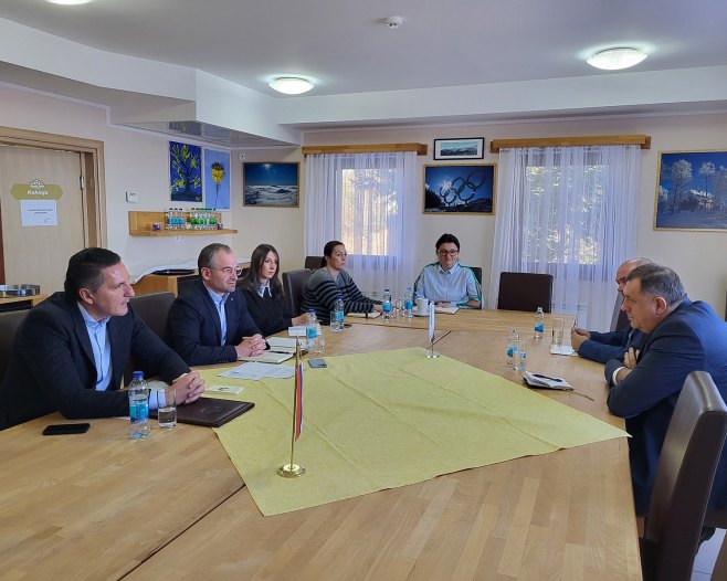Milorad Dodik sa rukovodstvom Olimpijskog centra "Јahorina" - Foto: RTRS