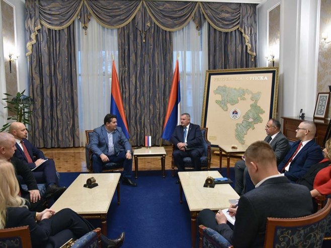 Radovan Višković sa članovima Ujedinjene Srpske (Foto: Vlada Srpske) Radovan Višković sa članovima Ujedinjene Srpske (Foto: Vlada Srpske) -