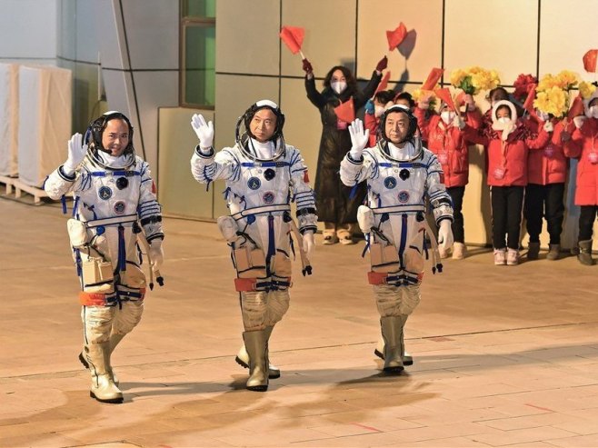 Posada svemirske letjelice Šendžou-15 (Foto:  EPA-EFE/XINHUA / Liu Lei) - 