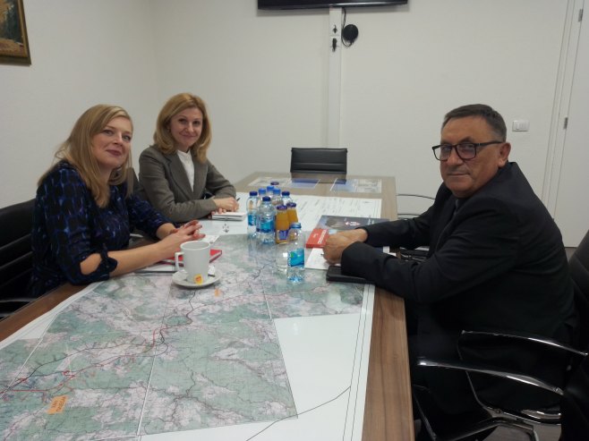 Sokolac - Bijelica sa predstavnicima političkog tima Britanske ambasade u BiH - Foto: SRNA