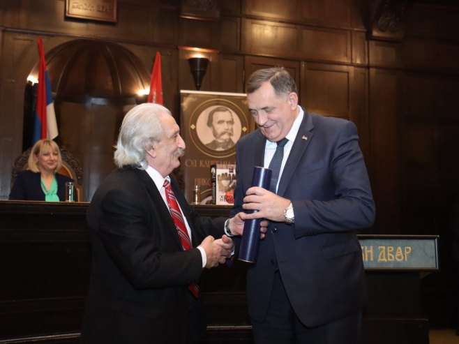 Dodiku uručena nagrada za ličnost godine - Foto: predsjednikrs.net