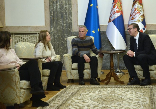 Vučić sa porodicom Petrović (Foto:TANJUG/ RADE PRELIĆ/ bs) - 