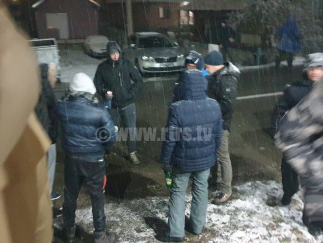 Srbi na barikadi u Rudaru - Foto: RTRS