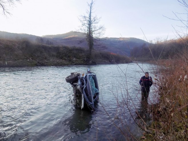 Žena autom sletjela u rijeku Vrbanju Žena autom sletjela u rijeku Vrbanju - Foto: RTRS