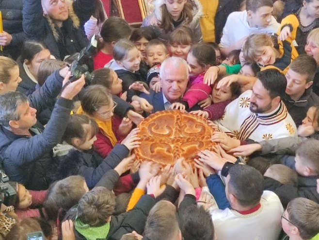 Lomljenje česnice u Banjaluci - Foto: RTRS