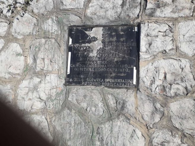 Oštećena Spomen ploča na Vracama - Foto: RTRS