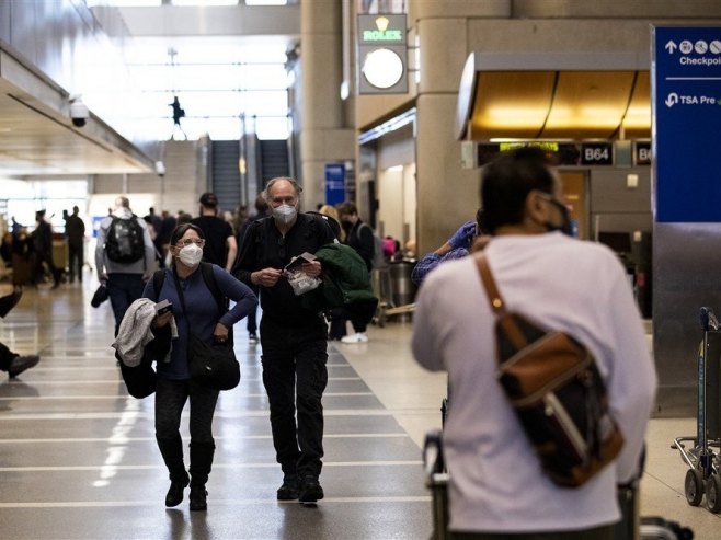 Nošenje maski na aerodromu (Foto: EPA/ETIENNE LAURENT) - 
