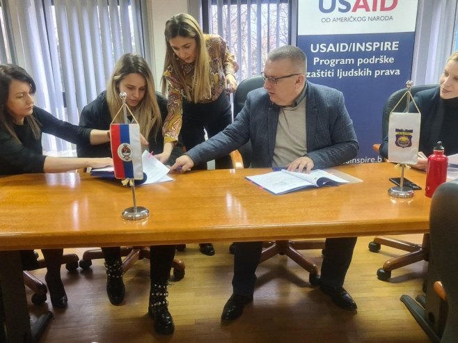 Predstavnici opštine Modriča i USAID potpisali ugovore - Foto: RTRS