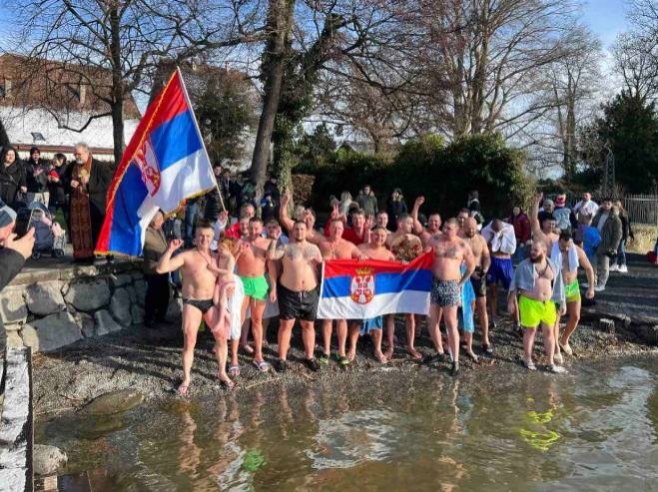 Cirih - plivanje za časni krst Cirih - plivanje za časni krst - Foto: RTRS