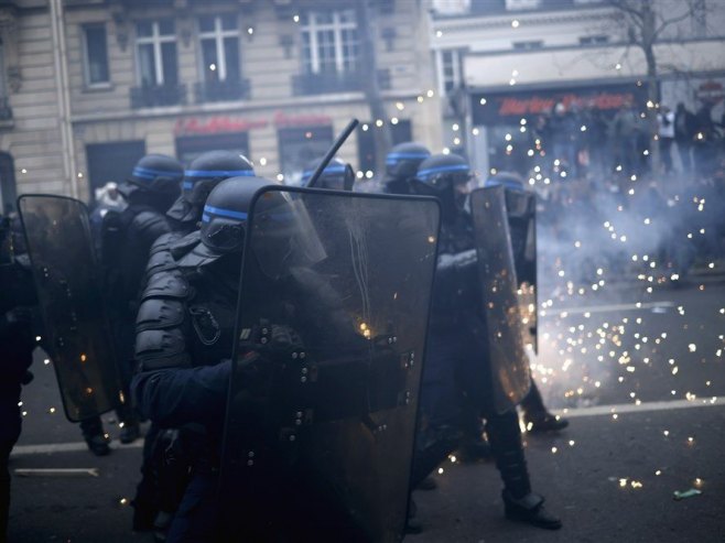Pariz, policija (Foto: EPA-EFE/Yoan Valat) Pariz, policija (Foto: EPA-EFE/Yoan Valat) -