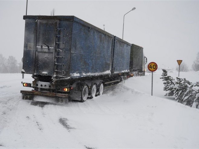 Kamion u snijegu (Foto: ilustracija/EPA-EFE/ERIK ABEL SWEDEN OUT) - 
