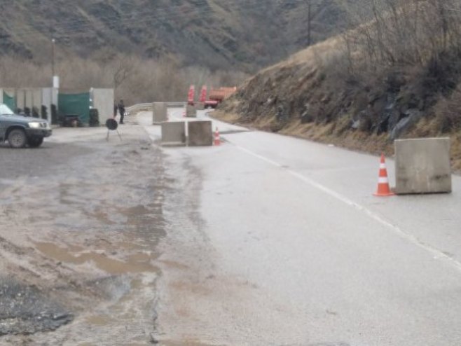 Betonske prepreke na putu Mitrovica-Leposavić - Foto: RTS