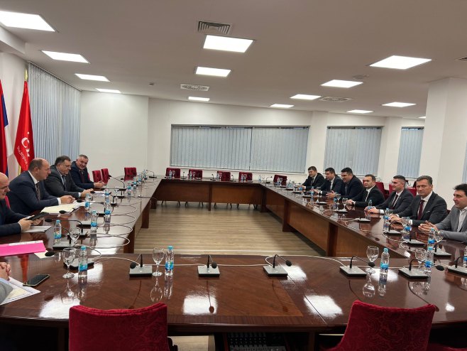 Milorad Dodik sa poslanicima SNSD-a iz Istočnog Sarajeva (Foto: twitter.com/MiloradDodik) - 