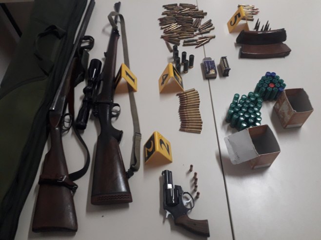Kod Banjalučanke pronađeno oružje, municija i eksplozivna sredstva (FOTO)