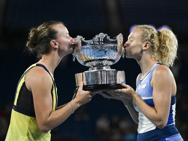 Sinijakova i Krejčikova odbranile titulu u dublu (Foto: EPA-EFE/LUKAS COCH) - 