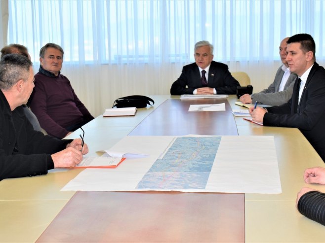 Čubrilović sa predstavnicima Udruženja taksi prevoznika Čubrilović sa predstavnicima Udruženja taksi prevoznika - Foto: RTRS