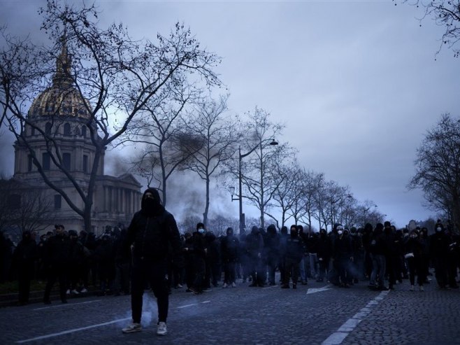 Protesti u Parizu (Foto: EPA-EFE/YOAN VALAT) - 