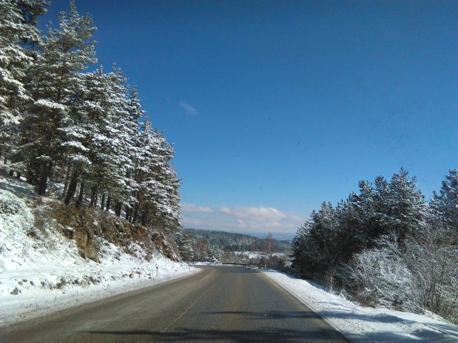 U Hrvatskoj brojna ograničenja zbog snijega i jakog vjetra