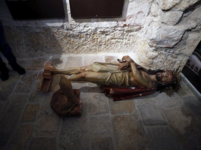Srušen kip Isusa Hrista u crkvi u Јerusalimu (Foto: EPA-EFE/ATEF SAFADI) - 