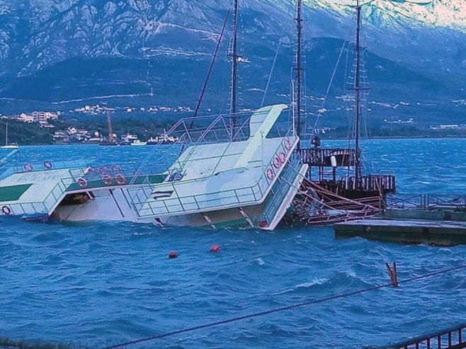 Orkanska bura prevrnula turistički brod kod Tivta