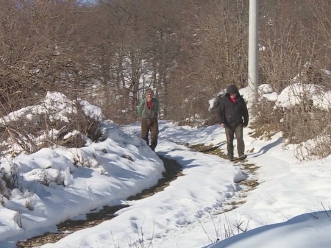 Mještani srpskog povratničkog sela Trubar prepušteni sami sebi - nemaju ni struju (VIDEO)