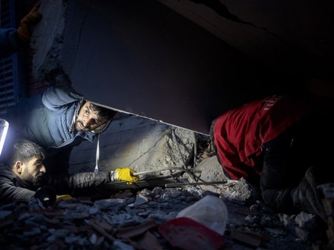 Potraga za nestalima u zemljotresu u Turskoj (Foto:  EPA-EFE/REFIK TEKIN) - 