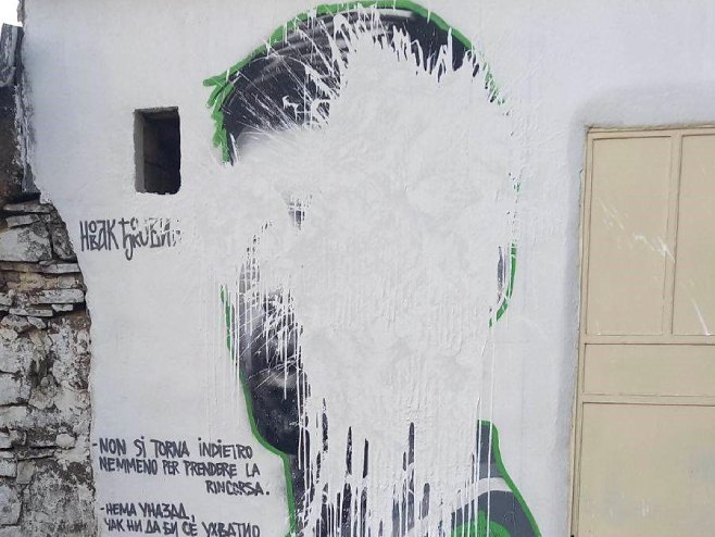 Uništen mural Novaka Đokovića u Orahovcu - Foto: SRNA