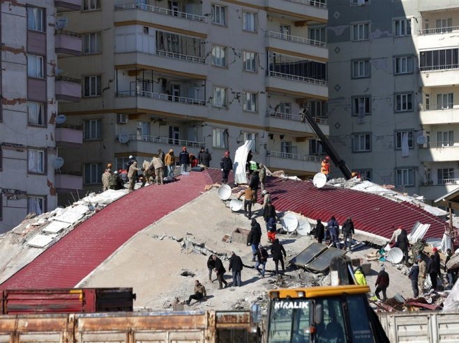 Ruševine nakon zemljotres u Turskoj (Foto: EPA/ABIR SULTAN) - 