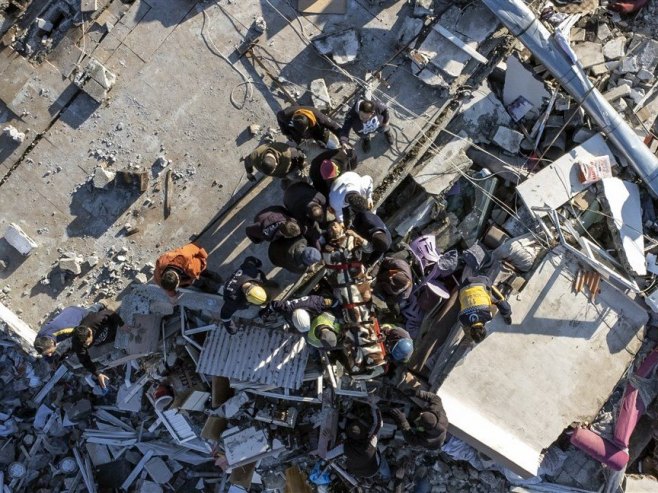 Spasavanje iz ruševina (Foto: EPA-EFE/ERDEM SAHIN) - 
