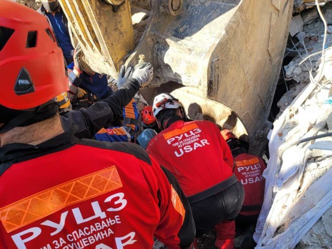 Spasioci iz Srpske pokušavaju iz ruševina izvući živu djevojčicu - Foto: RTRS