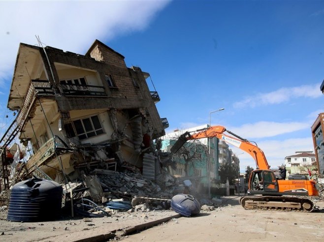 Urušena zgrada u Turskoj (Foto: EPA-EFE/TOLGA BOZOGLU) - 