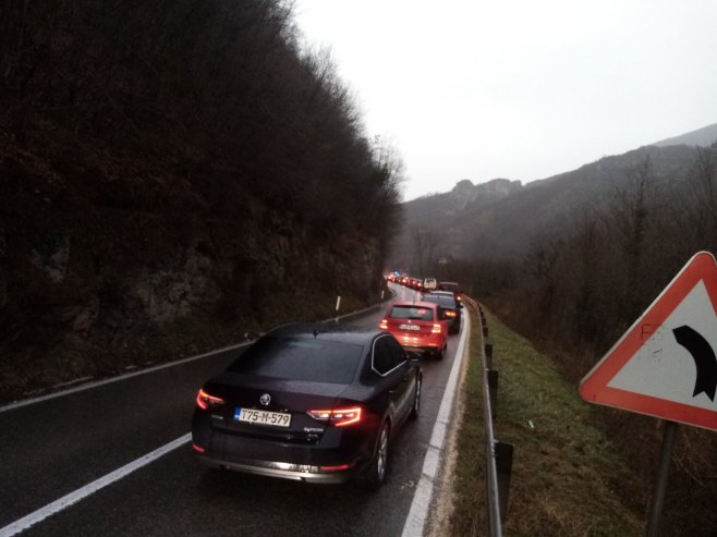 Obustavljen saobraćaj u Krupi na Vrbasu, odron na putu u Hercegovini