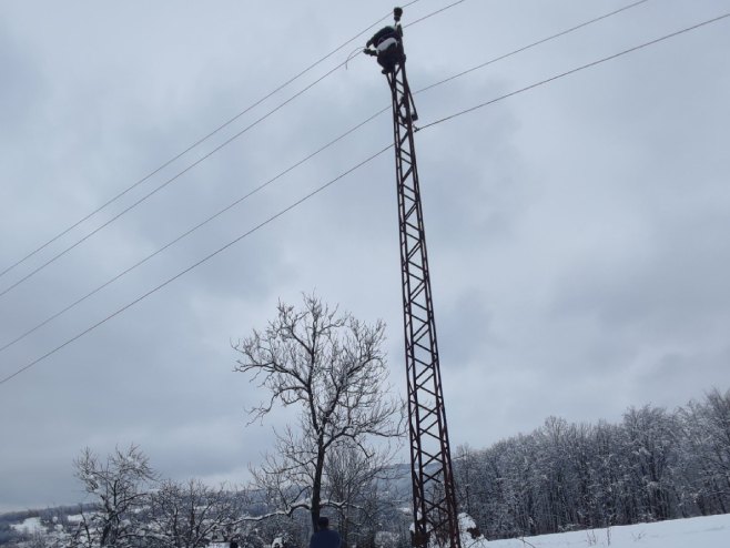 Radnici Elektro Bijeljine na Majevici - Foto: RTRS