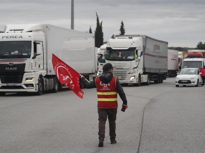 Protesti u Francuskoj (Foto:EPA-EFE/GUILLAUME HORCAJUELO) - 