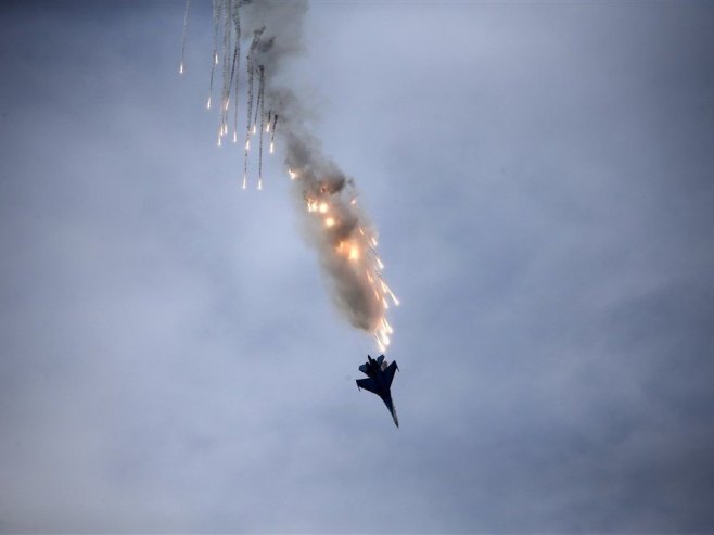 Su - 27 (Foto: EPA/MAXIM SHIPENKOV) - 