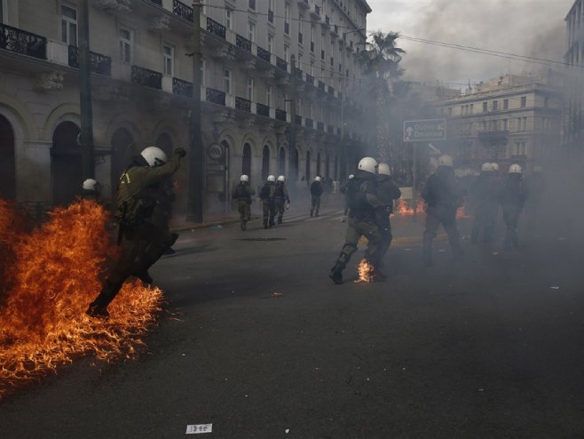 Sukob policije i demonstranata u Grčkoj (Foto: EPA-EFE/YANNIS KOLESIDIS) - 