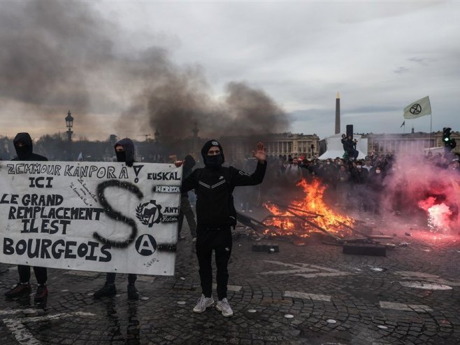 Protesti u Parizu (Foto: EPA-EFE/Mohammed Badra) - 