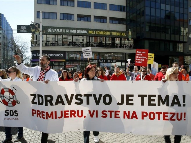 Protest zdravstvenih radnika u Zagrebu (Foto: EPA-EFE/ANTONIO BAT) - 