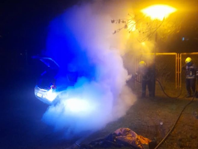Banjaluka: Gorio automobil, intervenisali vatrogasci (FOTO)