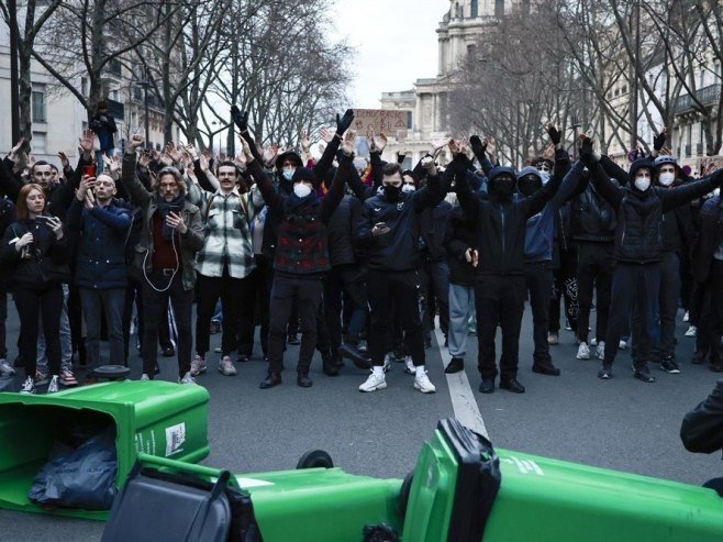 Protesti u Parizu (Foto: EPA-EFE/CHRISTOPHE PETIT TESSON) - 