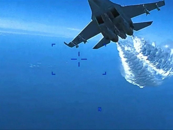 Susret ruskog suhoja i američke bespilotne letjelice (Foto: EPA-EFE/US Air Force) - 