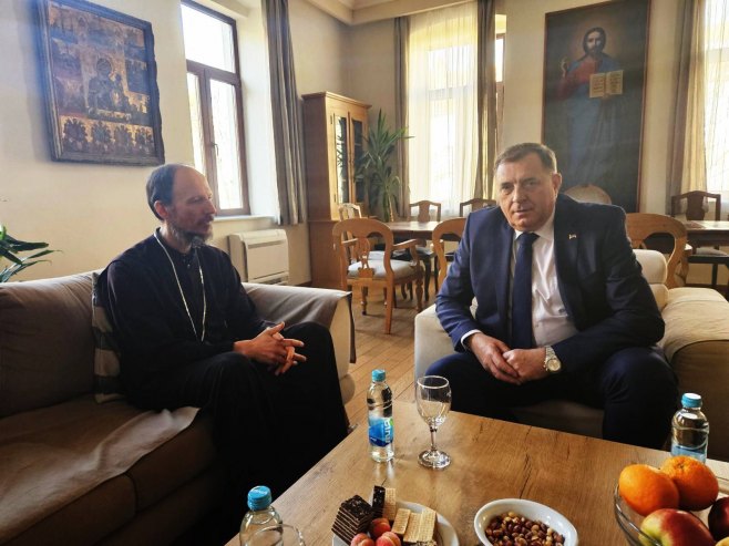 Dodik sa episkopom Dimitrijem - Foto: Twitter