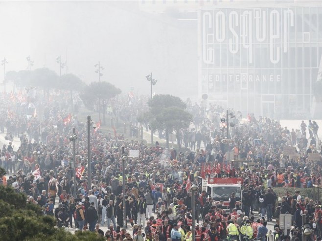 Protesti u Marselju (Foto: EPA-EFE/GUILLAUME HORCAJUELO) - 