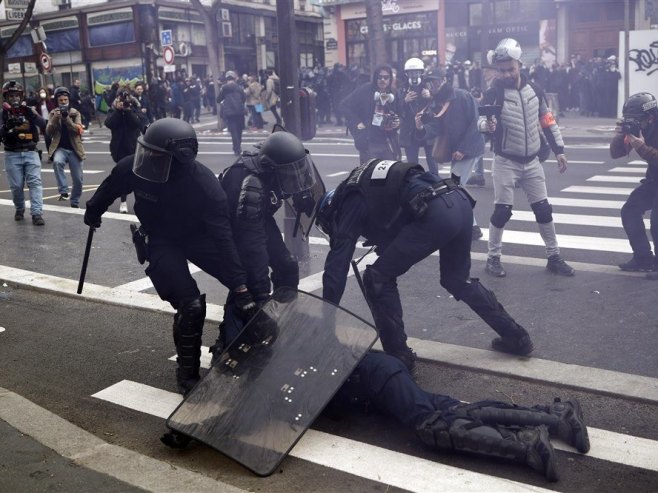 Protesti u Francuskoj (Foto: EPA-EFE/YOAN VALAT) - 