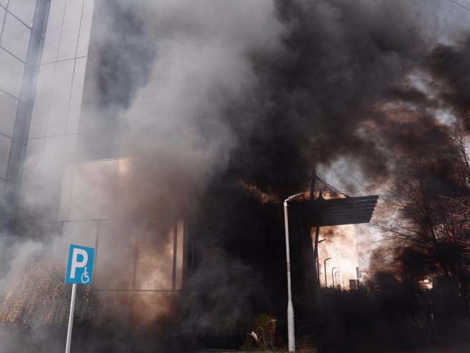 Bačene dimne bombe na zgradu vlade u Prištini i zatražena smjena Kurtija (FOTO)