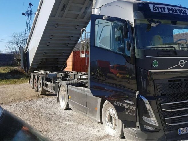 Podgorica - kipa kamiona dotakla dalekovod - Foto: SRNA
