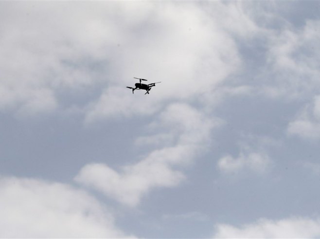 Dron (Foto: ilustracija/EPA-EFE/YAHYA ARHAB) - 